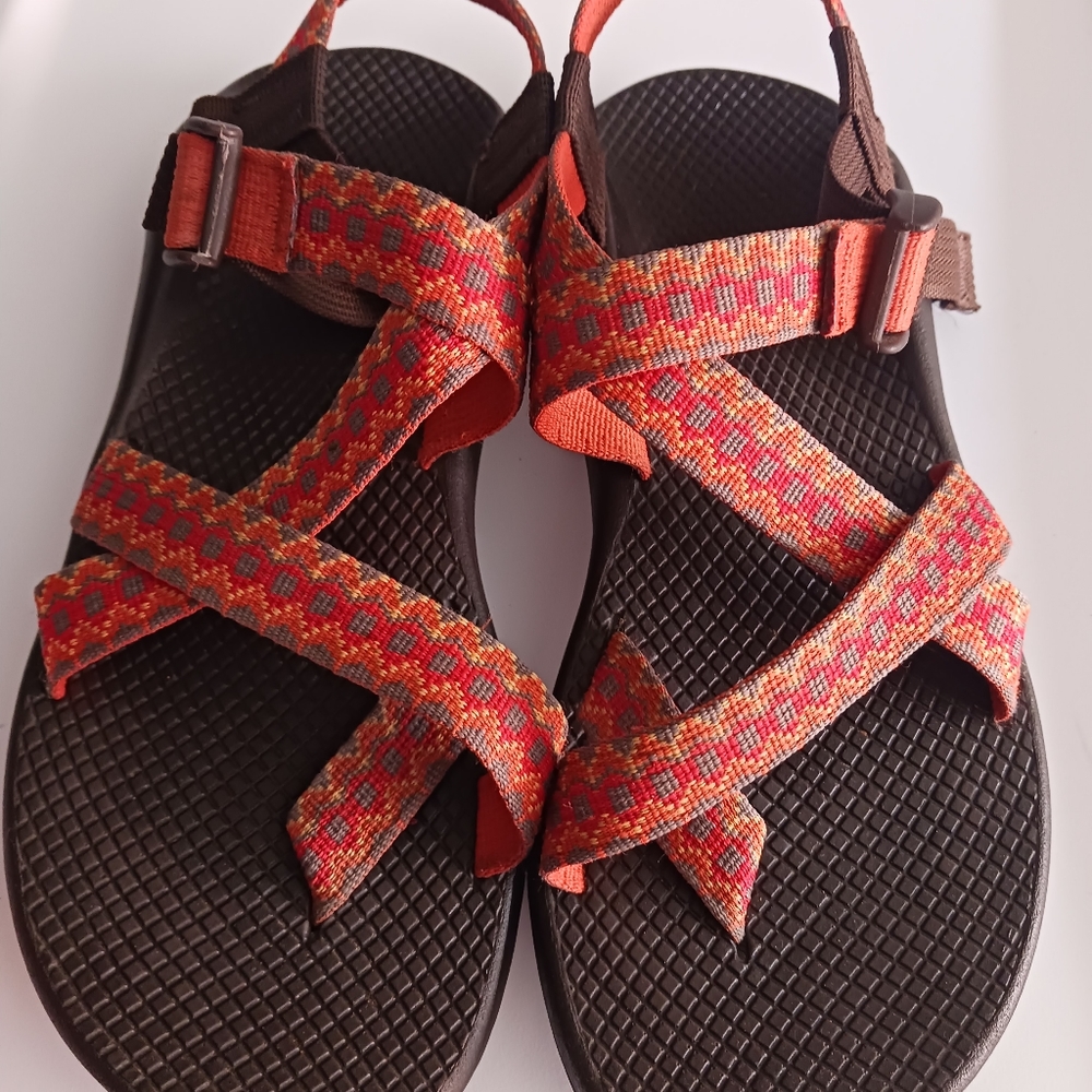 CHACO woman's multicolor straps toe loop sandals Size 9-